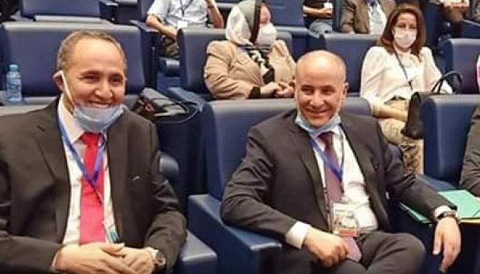 الأمينان العامان السابق والحالي لحزب التجمع الديمقراطي خلال جلسة التصويت