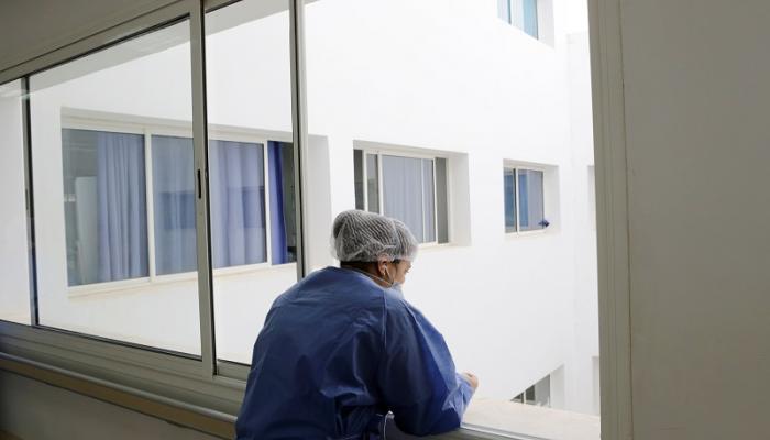 طبيبة مغربية خلال فترة راحة في إحدى المستشفيات