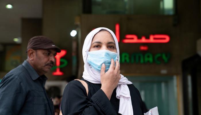 كويتية ترتدي الكمامة للوقاية من فيروس كورونا