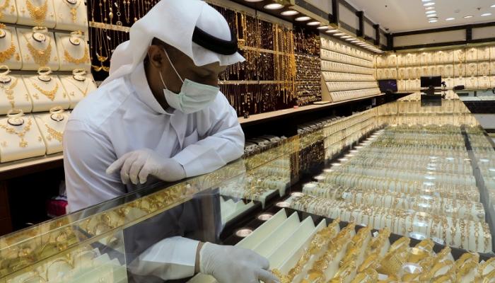 بائع مجوهرات سعودي يرتدي الكمامة للوقاية من فيروس كورونا
