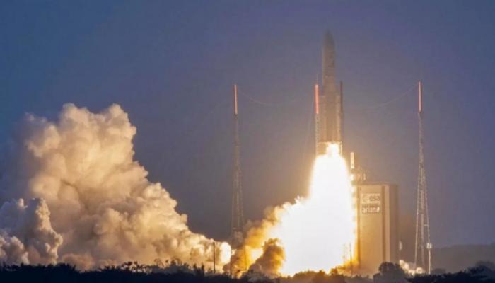 صاروخ "أريان 5" ينطلق من قاعدة كورو الفرنسية 