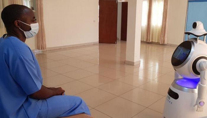 روبوت يقيس درجة حرارة أحد أفراد الطاقم الطبي في كيجالي- رويترز