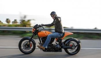 كيانو ريفز مع دراجة Arch Motorcycle KRGT-1