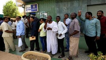 عملاء أمام ماكينة صرافة في السودان