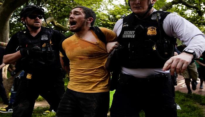 الشرطة الأمريكية تعتقل شخصا خلال المظاهرات