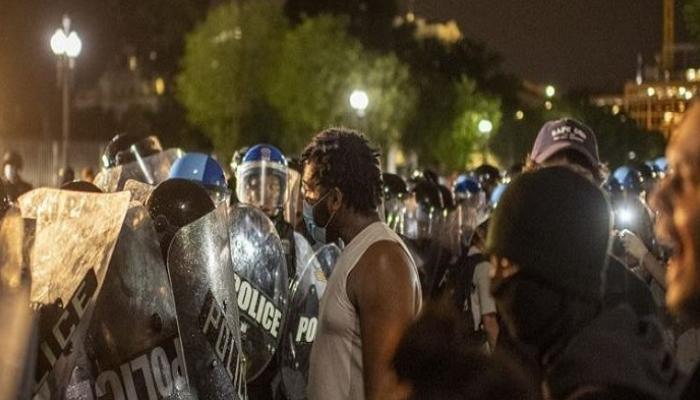 تصاعد الاشتباكات بين متظاهرين والشرطة بعدة مدن أمريكية - الفرنسية