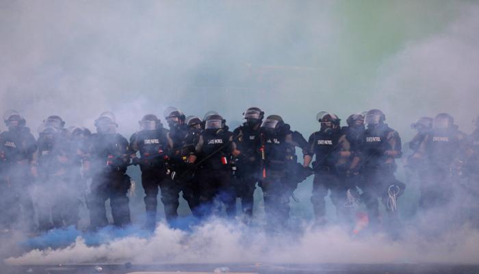 الشرطة الأمريكية تطلق الغاز المسيل للدموع لتفريق المتظاهرين