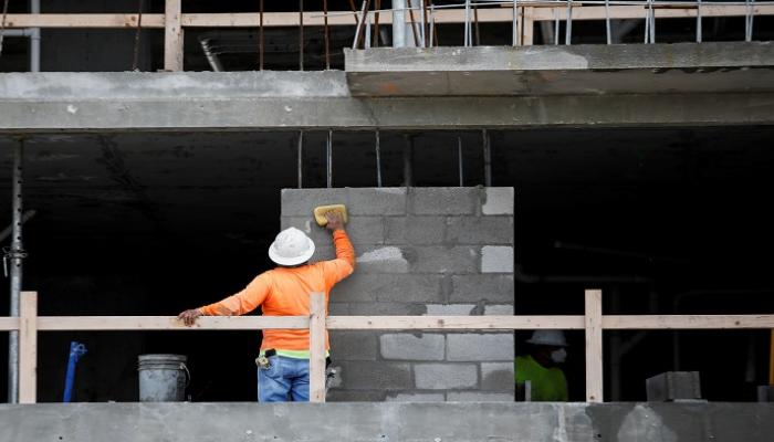 رجل يعمل في موقع بناء بولاية فلوريدا - رويترز