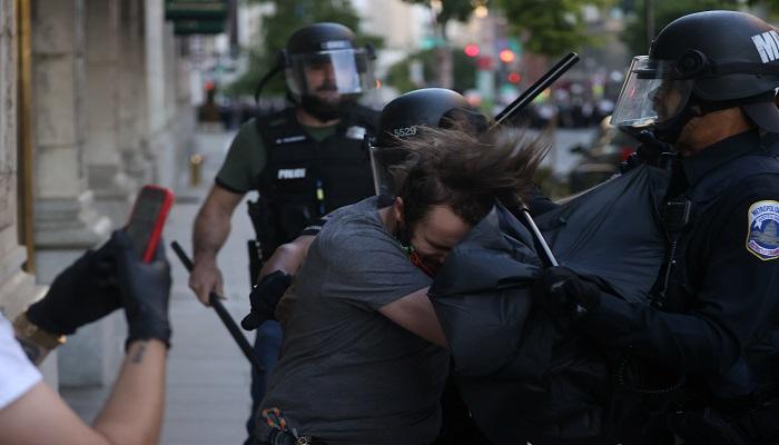 عناصر الشرطة الأمريكية يعتقلون متظاهر في أحداث مينيابوليس