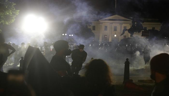 قنابل الغاز ضد المتظاهرين أمام البيت الأبيض