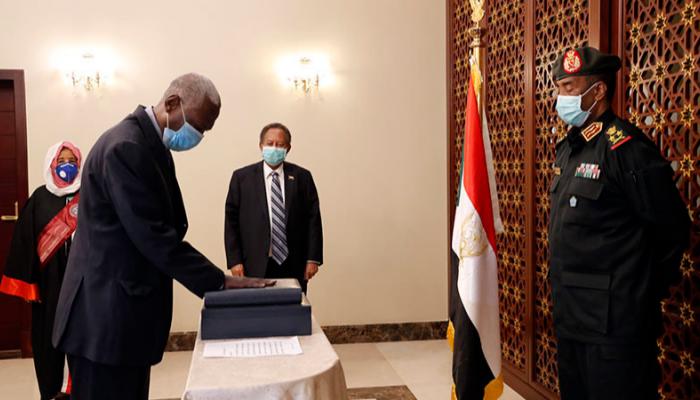 وزير الدفاع السوداني الجديد يؤدي اليمين الدستورية