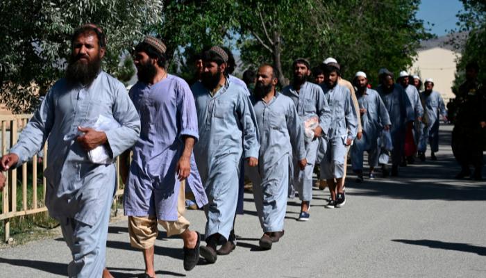 سجناء طالبان يخرجون من سجن قرب كابول