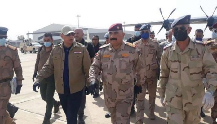 الكاظمي مع قيادات بالجيش العراقي في كركوك