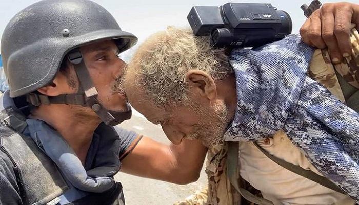 المصور الصحفي نبيل القعيطي يقبل أحد شيوخ اليمن
