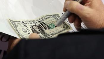 الدولار يواجه أسوأ أيامه في سوق العملات