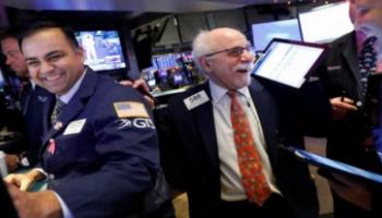 متعاملون أثناء التداول في البورصة الأمريكية - أرشيفية