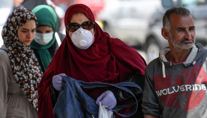 مصرية ترتدي الكمامة للوقاية من فيروس كورونا