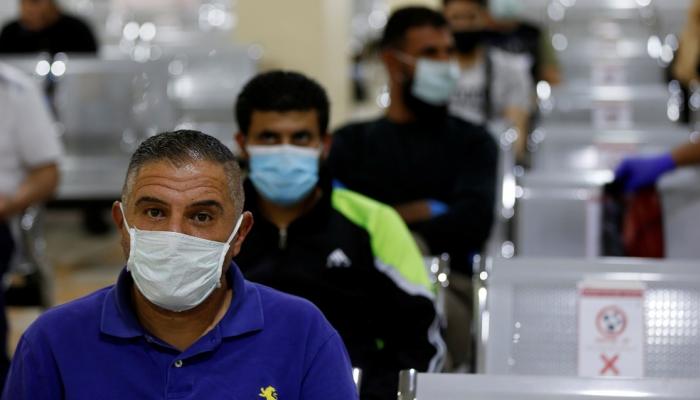 رجال يرتدون كمامات للوقاية من كورونا