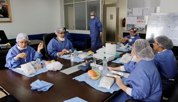 طبيبات مغربيات يتناولن الطعام خلال وقت الراحة
