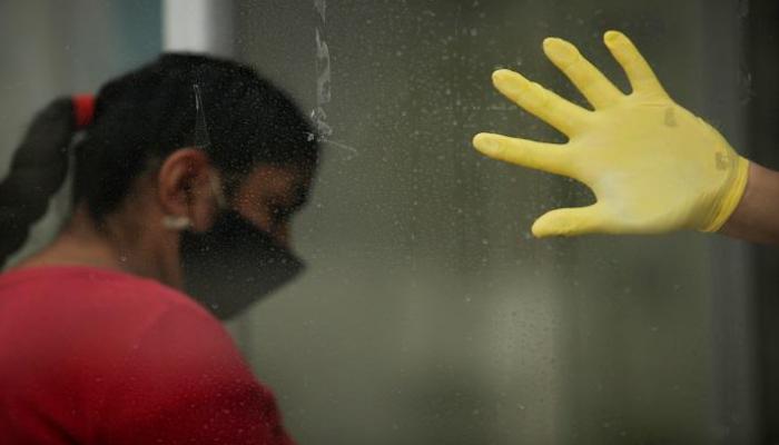 سيدة مكسيكية ترتدي كمامة أثناء دخولها مستشفى