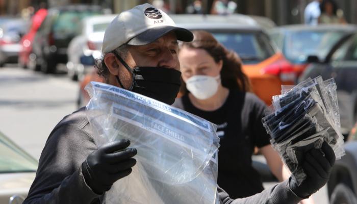 بائع متجول للكمامات والقفازات في بيروت