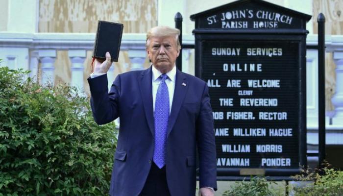 Donald trumpDonald Trump devant l'église Saint-John