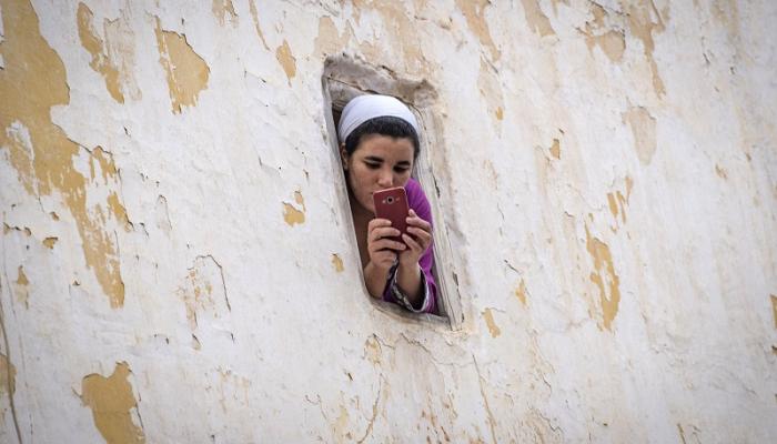 مغربية تتابع عمليات تطهير الشوارع