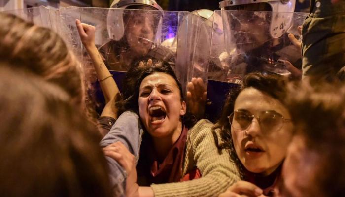 تركيا تعامل المرأة بقسوة ولا تهتم بسن قوانين لحمايتهن