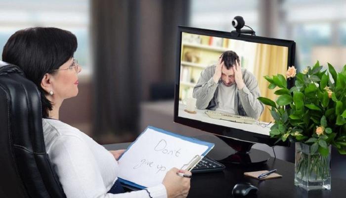 طبيبة تتحدث مع مريضها عن بعد