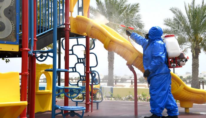 عامل صحي يتولى تعقيم ألعاب أطفال في البحرين