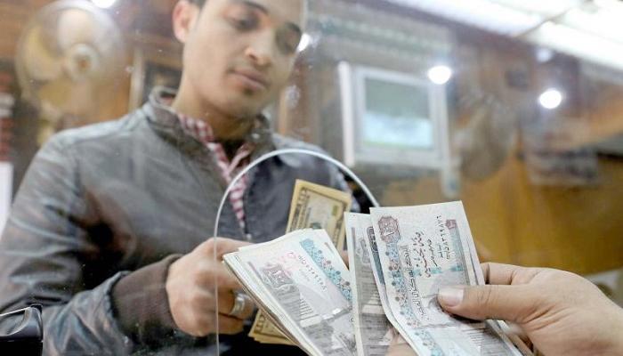 متعامل داخل شركة صرافة مصرية- أرشيف