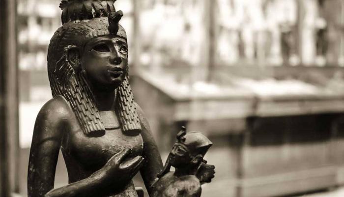 تمثال للملكة إيزيس - أرشيفية