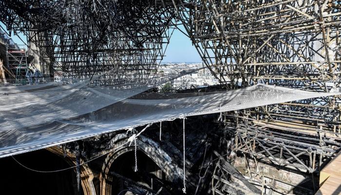 L'ensemble de la structure, fragilisée par l'incendie et la chute de la flèche et de la charpente, AFP