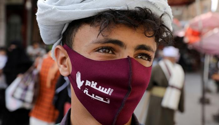شاب يمني يرتدي الكمامة للوقاية من فيروس كورونا