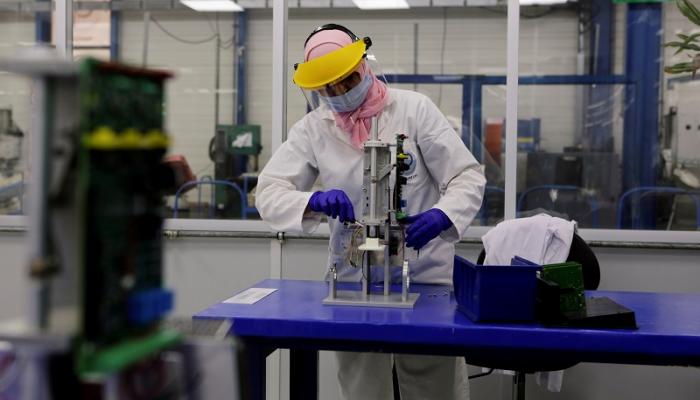 عاملة ترتدي قناعا للوقاية من فيروس كورونا المستجد