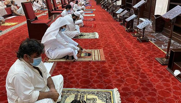 مصلون في أحد مساجد السعودية يلتزمون بالتباعد الاجتماعي