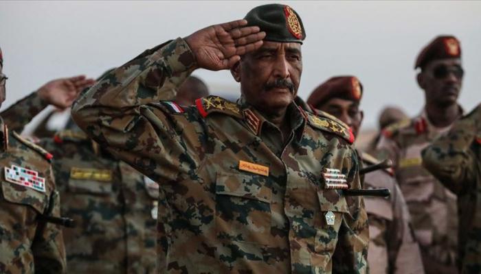 رئيس المجلس الانتقالي وسط عسكريين سودانيين