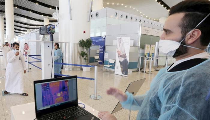 الكاميرات الحرارية لفحص المتعاملين في أحد المرافق السعودية