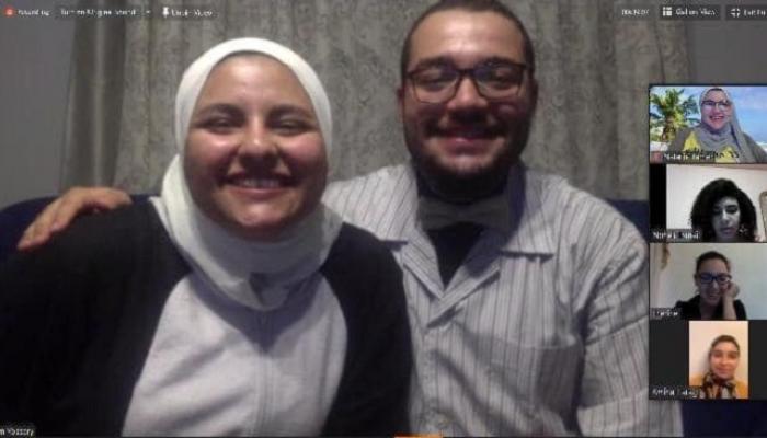 هشام وزوجته يحتفلان بزفافهما من المنزل بمشاركة أصدقائهما