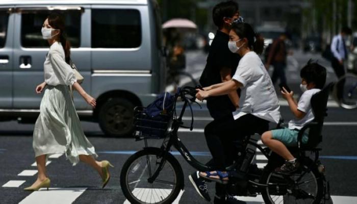 اليابان تطالب مواطنيها بخلع الكمامات حينما يكون ذلك ممكنا