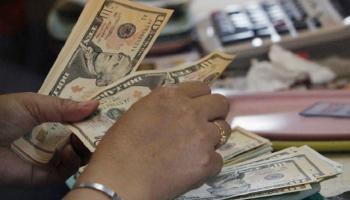 الدولار الأمريكي يصعد ومخاوف التجارة تدفع نظيره الأسترالي للهبوط