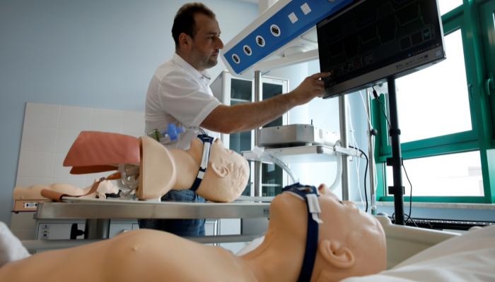 جهاز تنفس صناعي يجري التحكم فيه عن بعد