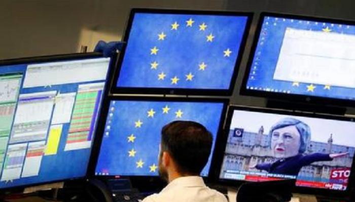 مستثمر يراقب شاشة التداول لأسهم أوروبا