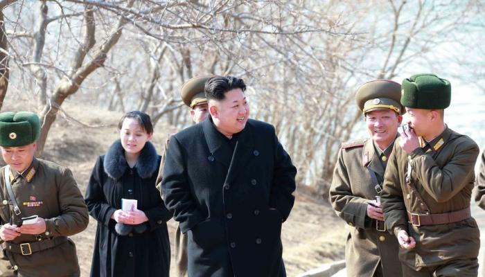le leader de la Corée du nord entre des soldats et sa soeur Kim Yo-Jong-AFP