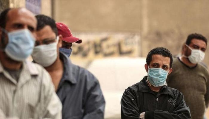 مصريون يرتدون الكمامات في أحد شوارع القاهرة