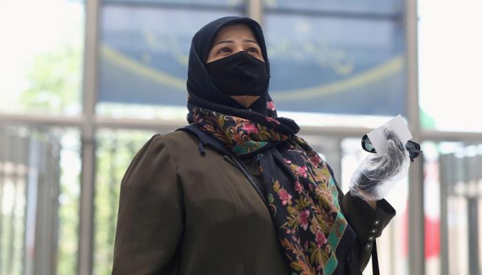 امرأة ترتدي كمامة للوقاية من فيروس كورونا في إيران