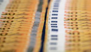 الطفل كان يحمل عملات ورقية لعبة