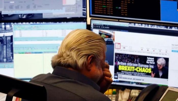 متعامل يراقب أداء الأسهم الأوروبية