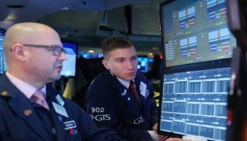 متعاملون أثناء التداول في البورصة الأمريكية - رويترز