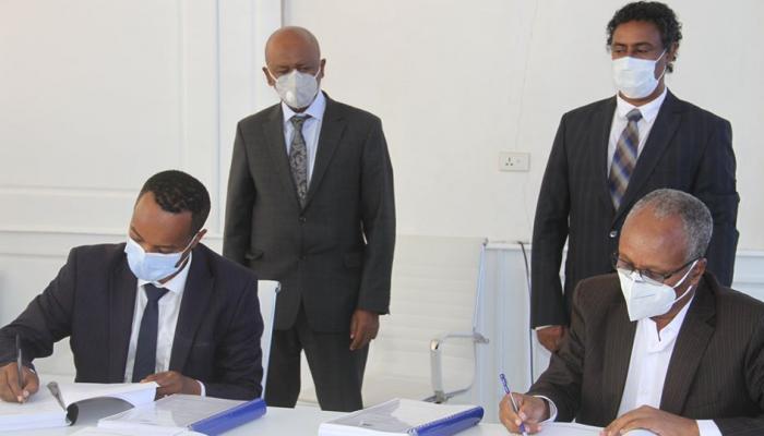جانب من توقيع اتفاقية المشروع
